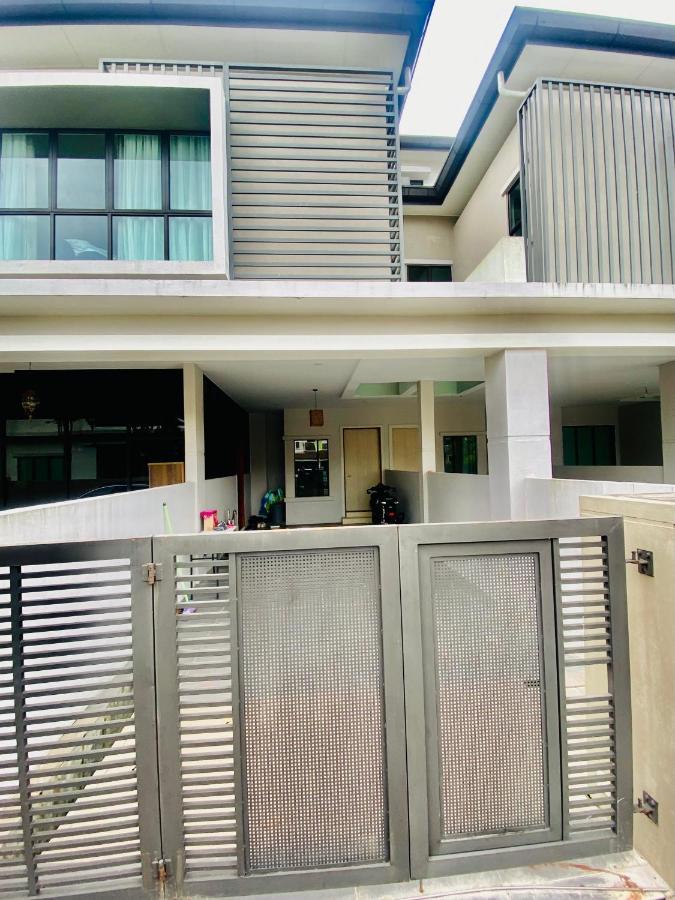 Faizal Madhi Homestay Кучинг Екстериор снимка